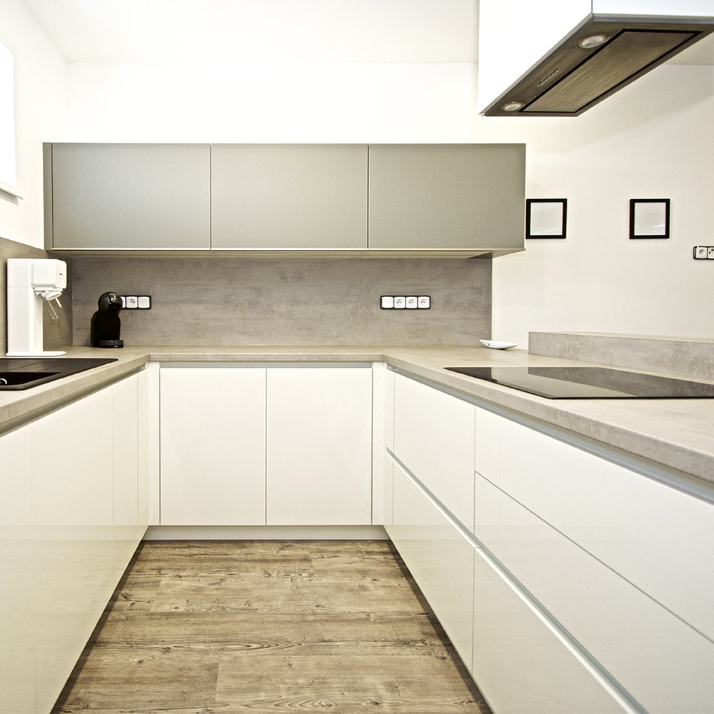 Šedobílá kuchyně