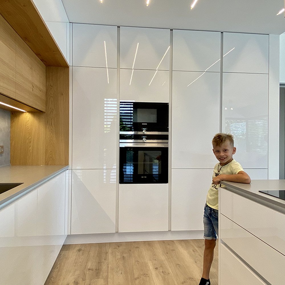 Bílá lesklá kuchyně