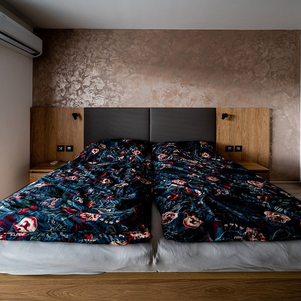 Ložnice s imitací mramoru