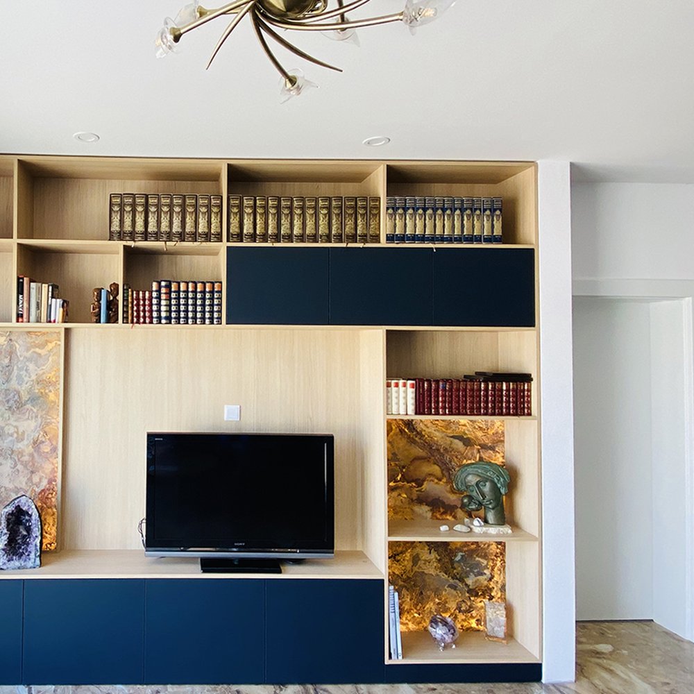 Obývací pokoj s kamennou dýhou